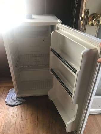 Sanyo mini fridge in excellent, COOL condition 3