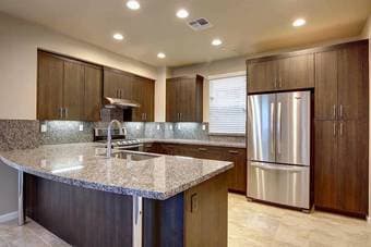 $1,565/mo Master suite (1 room with private bath) (east palo alto) 2
