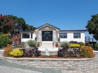 Room in a Gorgeous hilltop estate w/breathtaking views 1