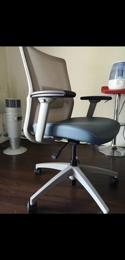 Office Chair ADJUSTABLE arm rest and height 1
