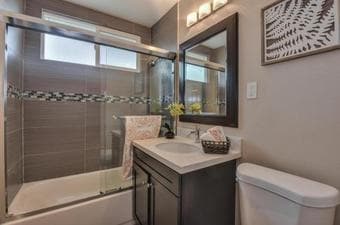 Master Bedroom Available for Rent in East Palo Alto! 3