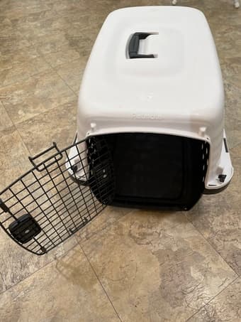 Dog crate - petmate 24” 1