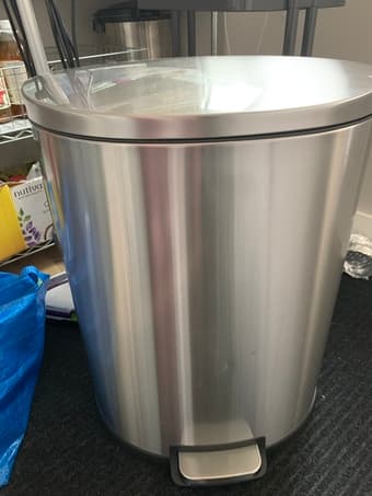 Stainless steel step on trash can 1