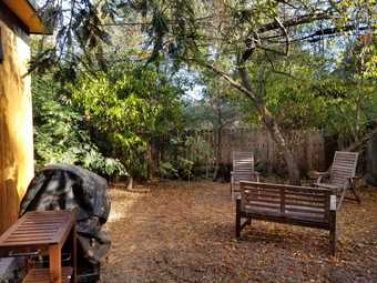 Quiet fully independent & furnished cottage with patio 3