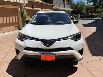 Toyota RAV4 2018 white LE 2