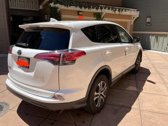 Toyota RAV4 2018 white LE 3