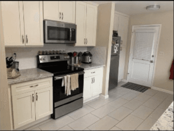 BEAUTIFUL ROOM AVAILABLE IN SPACIOUS APARTMENT 1