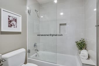 3 Bed / 2 Ba Duplex in RWC with Cleaners! 2