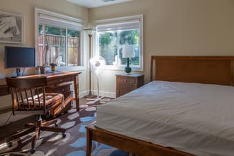 Attractive commuter room in beautiful, large Los Altos home 2