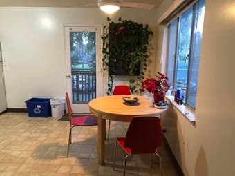 Beautiful two-bedroom Menlo Park apartment available early May 3