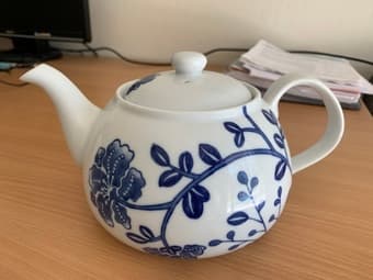 Large Porcelain tea pot 1