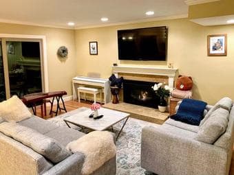 [Female] Gorgeous Furnished Master Suite in RWC (May 1 Move In) 2