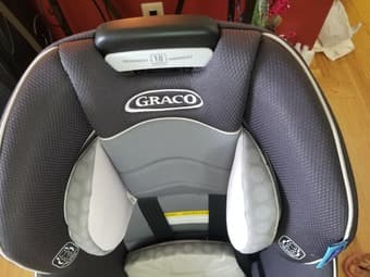 Graco Extend2Fit Convertible car seat--LIKE NEW 2
