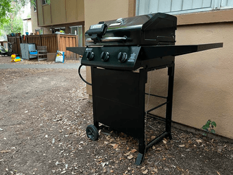 AMERICAN GOURMET GAS GRILL. 3-BURNERS. 1