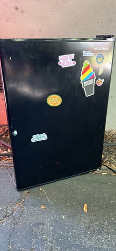 [Pickup today] Lightly Used Mini Fridge 1