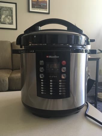 Practically brand new 10-in-1 pressure cooker 1
