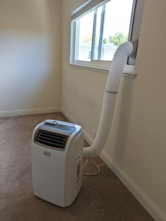 portable AC (black and decker, 14000 BTU) 1