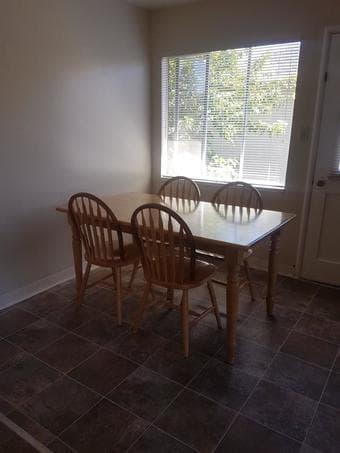 Dining Table + 4 chairs 1