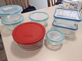 Assorted Pyrex Snapware containers 1