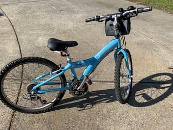 Giant youth bike with helmet and accessories 1