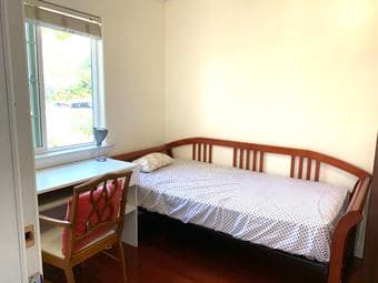 Furnished room available for rent near Stanford 2
