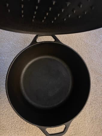 Lodge 5 Quart Cast Iron Dutch Pot with Lid and Dual Loop Handle 2