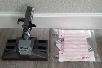 Shark Vacuum - 2in1 (stick & handheld) with lights + many attachments 3