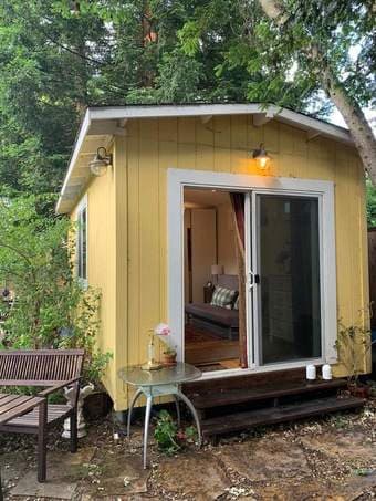 Charming studio near Stanford 1