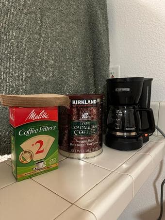 Coffeemaker + 1 kg (2.5 lb) Colombian Coffee + Coffee Filters 1