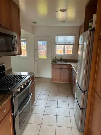 Spacious 1bd Menlo Park apt w/ parking space Jan - June [unfurnished] 3