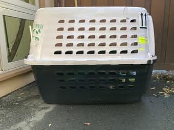 large dog kennel + attachable bowls 2