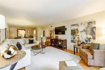 2 bedrooms. 1 bathroom. 960sqf  mtv apartment for rent 1