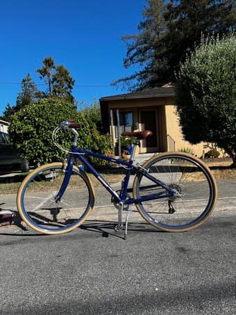 Women's bike ready to use with a U-Lock, helmet and light. 1