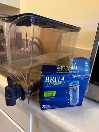 Brita filter 25 cup dispenser + 1 new filter 1