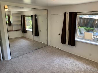 Large Bedroom Walking Distance to Campus 1