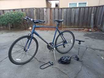 Giant Escape Bike + Lock + Helmet + Pump 1