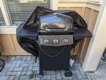 Dyna Glo BBQ, with cover and gas tank 1