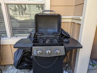 Dyna Glo BBQ, with cover and gas tank 2