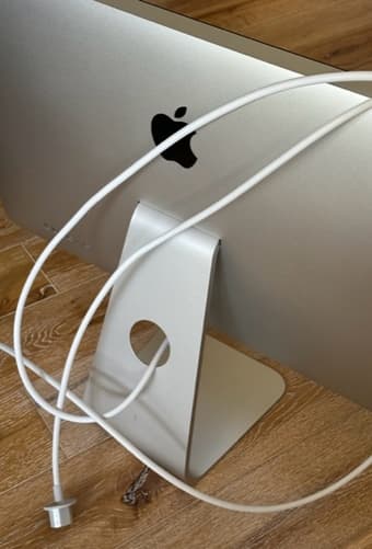 Apple Thunderbolt Display + USB-C adapter 2