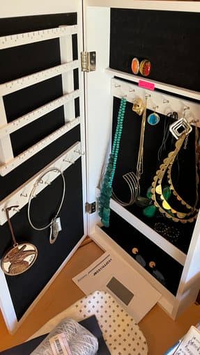 Lockable Jewelry Cabinet Armoire with Mirror 3