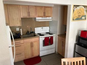 On campus sublet: June 25 - Aug 20 (Rains Apartment) 2