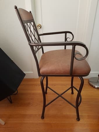 Swiveling Stool 2