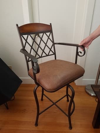 Swiveling Stool 3