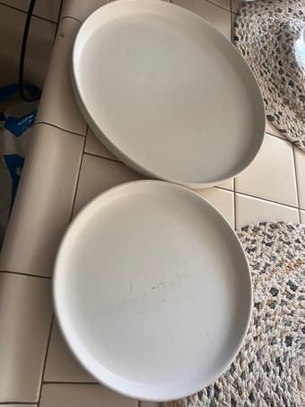 Set of white stoneware plates 1