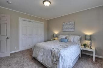 Master Bedroom w/private bathroom 2