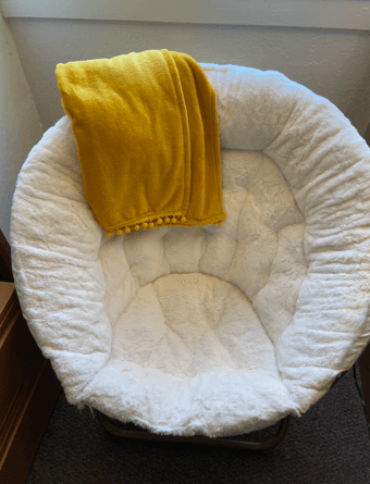 White fluffy saucer chair 1