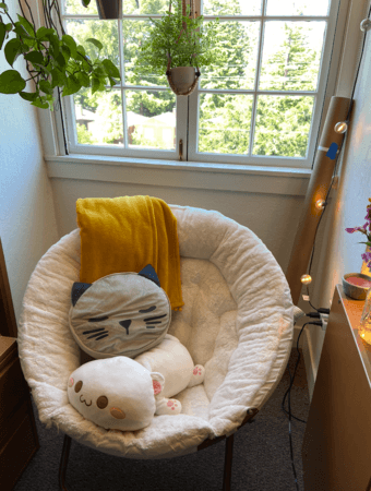 White fluffy saucer chair 2