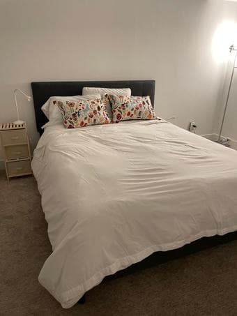 Upholstered Bed / Queen (mattress included) 2