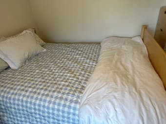 Queen mattress + bedding great condition (<1yr old) 3