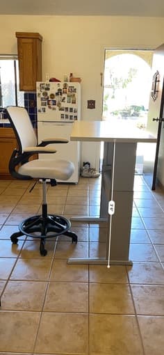 Herman Miller Hydraulic StandingDesk - Clearance 1